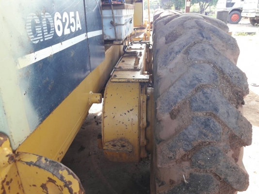 ขายรถเกรด KOMATSU GD625A-1 S/N 60098 เอกสารเล่มทะเบียน ราคา 1550000