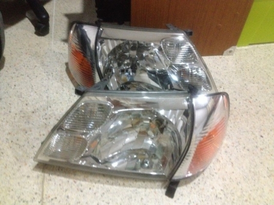 ไฟหน้าพร้อมไฟมุม TOYOTA GRANVIA หน้ายักเก่าญี่ปุ่นเเท้สภาพสวยๆใสๆครบชุด