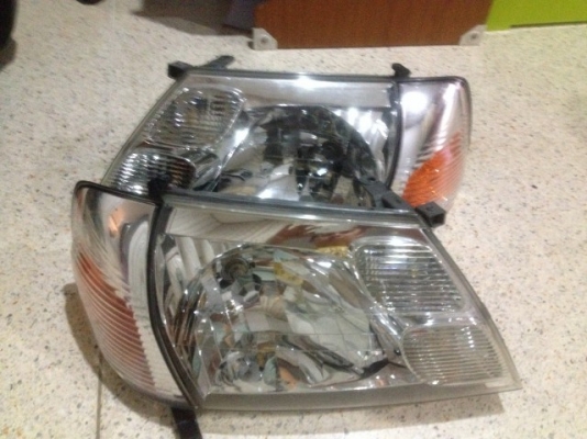 ไฟหน้าพร้อมไฟมุม TOYOTA GRANVIA หน้ายักเก่าญี่ปุ่นเเท้สภาพสวยๆใสๆครบชุด