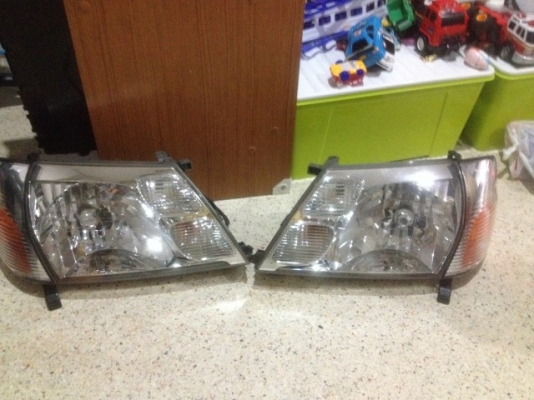 ไฟหน้าพร้อมไฟมุม TOYOTA GRANVIA หน้ายักเก่าญี่ปุ่นเเท้สภาพสวยๆใสๆครบชุด