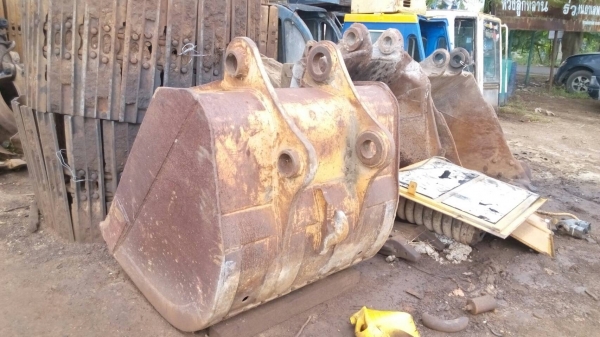 ขายบุ้งกี้เก่า ขายตามสภาพหรือให้ซ่อมให้ ลูกนี้เปลี่ยนปากใส่เหงือก+เล็บ ปากกว้าง 110 ซม สลัก 80 มิลช่องใส่อาร์ม24 ซม บุ้งกี้ดูที่สันหูครับ ขายไม่แพง