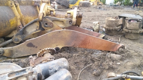 ขายชิ้นส่วน อะไหล่รถตักล้อยาง CAT-950-F 966-F มีบุ้งกี้ แขนบุ้งกี้  ยาง กระบอกก็ยังมีครับ ขายไม่แพง