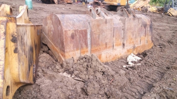 ขายชิ้นส่วน อะไหล่รถตักล้อยาง CAT-950-F 966-F มีบุ้งกี้ แขนบุ้งกี้  ยาง กระบอกก็ยังมีครับ ขายไม่แพง