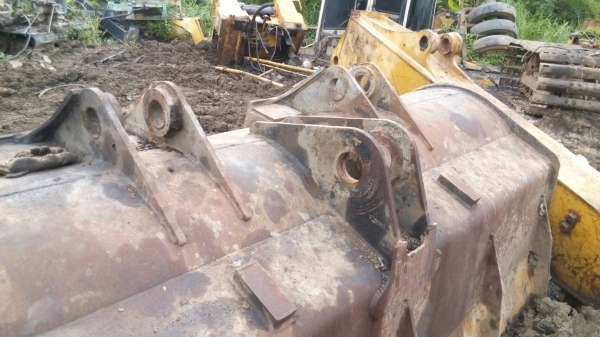 ขายชิ้นส่วน อะไหล่รถตักล้อยาง CAT-950-F 966-F มีบุ้งกี้ แขนบุ้งกี้  ยาง กระบอกก็ยังมีครับ ขายไม่แพง