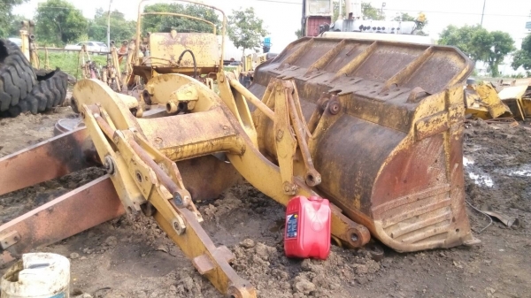ขายชิ้นส่วน อะไหล่รถตักล้อยาง CAT-950-F 966-F มีบุ้งกี้ แขนบุ้งกี้  ยาง กระบอกก็ยังมีครับ ขายไม่แพง