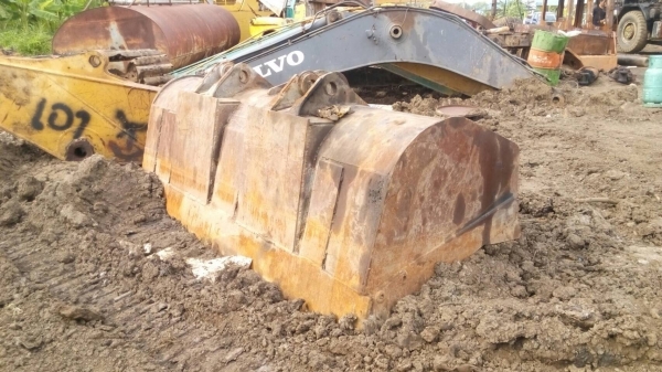 ขายชิ้นส่วน อะไหล่รถตักล้อยาง CAT-950-F 966-F มีบุ้งกี้ แขนบุ้งกี้  ยาง กระบอกก็ยังมีครับ ขายไม่แพง