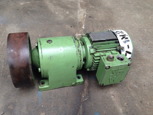 ขายมอเตอร์เกียร์ SEW eurodrive 0.5HP. 380V อัตราทด 1:26 เพลาออกประมาณ 26รอบต่อนาที สภาพสวยเดิมๆ วิ่งนิ่ม พร้อมใช้งาน