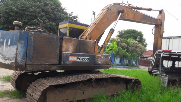 ขาย 270,000 KOMATSU  pc 200-3 เครื่อง เดิมดี ปั้มแรง เอวมีขยับ ช่วงล่างเต็ม รถสวยพร้อมใช้ 090-772-3710 090-772-3708
