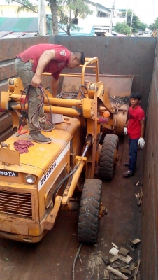 tractor-backhoeได้จัดส่งรถตักล้อยาง TOYOTA 4WD ขนาด1คิวขึ้นรถไปเพชรบุรีเรียบร้อยแล้วครับ