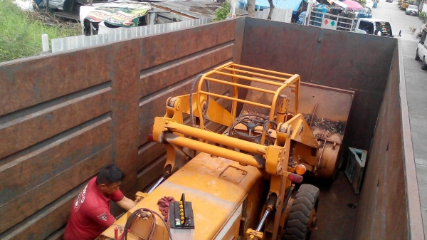 tractor-backhoeได้จัดส่งรถตักล้อยาง TOYOTA 4WD ขนาด1คิวขึ้นรถไปเพชรบุรีเรียบร้อยแล้วครับ