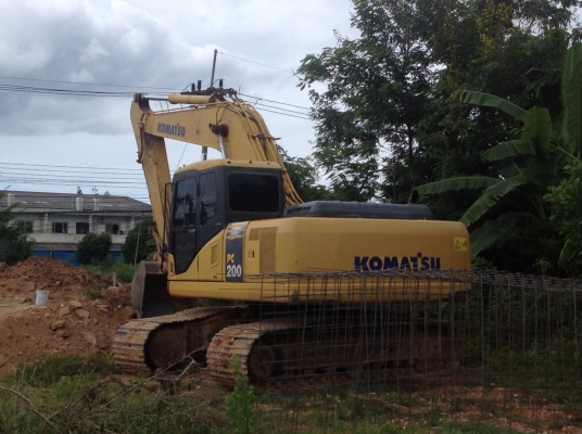ขายรถแบคโฮ KOMATSU PC200-7 เอกสารเล่มทะเบียน ราคา 1450000 กับ 1550000