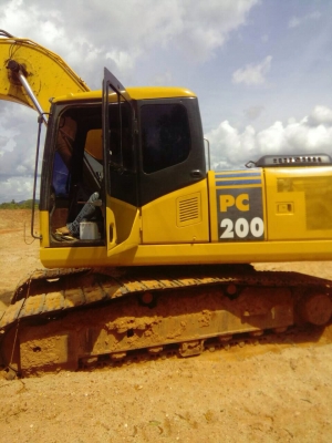 ขายรถแบคโฮ KOMATSU PC200-7 เอกสารเล่มทะเบียน ราคา 1450000 กับ 1550000
