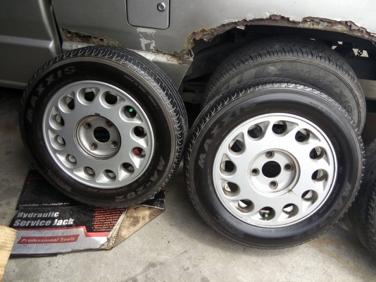 แม็กขอบ 15 ใส่รถ 4 รู 114 พร้อมยางแม็กซิสปี 15 แม็กขอบ 15 ใส่รถ 4 รู 114 พร้อมยางแม็กซิสปี 15