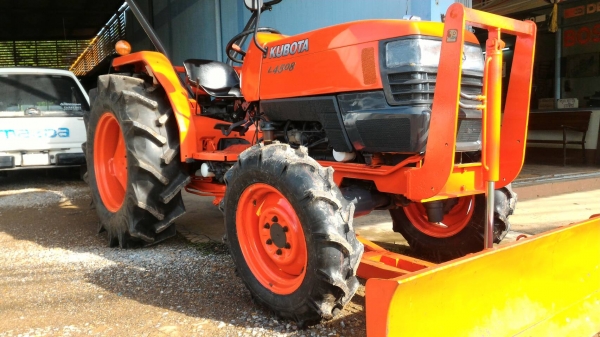 ขายรถไถ KUBOTA L4508 พร้อมอุปกรณ์ดันหน้า และผาน6 ยางใหม่4เส้น แบตเตอรี่ใหม่ เปลี่ยนถ่ายน้ำมันรอบตัวพร้อมกรองให้ใหม่ ราคา 250,000 บาท  อ.แกลง จ.ระยอง   DC Tractor Rayong 0818618678,0899347475 https://www.facebook.com/DC-Tractor-Rayong-3071545327&hellip;/sh