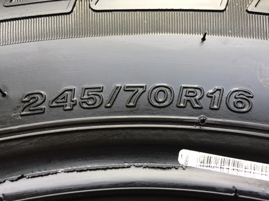ยาง Bridgestone 245 70 16 กลางปี15 ดอกเต็ม ไม่มีปะ ราคาไม่แพง