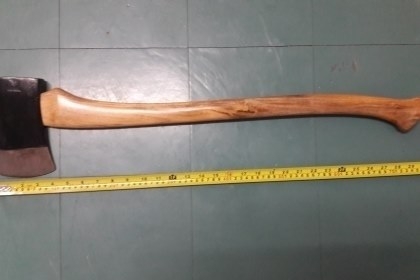 ขายขวานตราเพชร3ปอนงานเก่า40ปี ด้ามไม้นนทองเหลามือสวยใหญ่