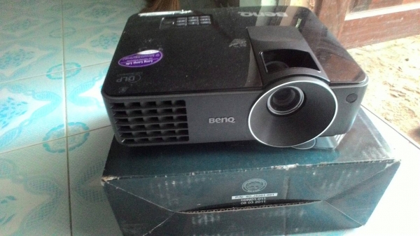 เครื่องฉาย  โปรเจคเตอร์ หลอดภาพเสีย ยีห้อ    BENQ   พร้อมรีโมร   ขายตามสภาพ ราคา  3000 บาท ( งดต่อลอง  )  คับ   0986683479 สิทธิ์