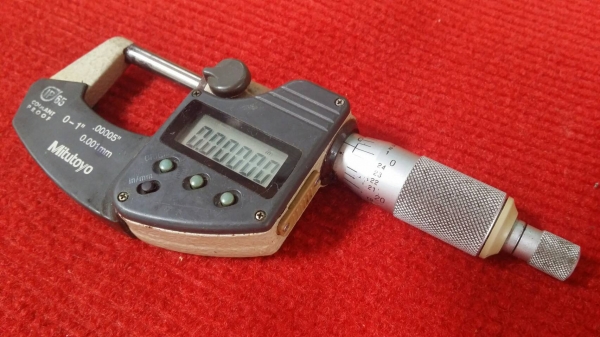 ไมโครมิเตอร์  Mitutoyo  เก่าญี่ปุ่น สภาพสวย ใช้งานง่าย ทำให้งานวัดขนาดง่ายและแม่นยำ ด้วยระบบวัดดิจิตอล ขนาด 0-1"