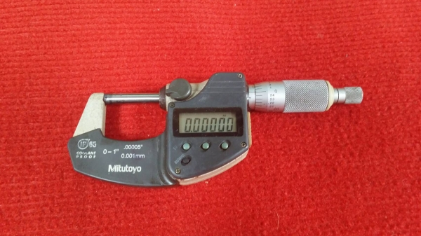 ไมโครมิเตอร์  Mitutoyo  เก่าญี่ปุ่น สภาพสวย ใช้งานง่าย ทำให้งานวัดขนาดง่ายและแม่นยำ ด้วยระบบวัดดิจิตอล ขนาด 0-1"