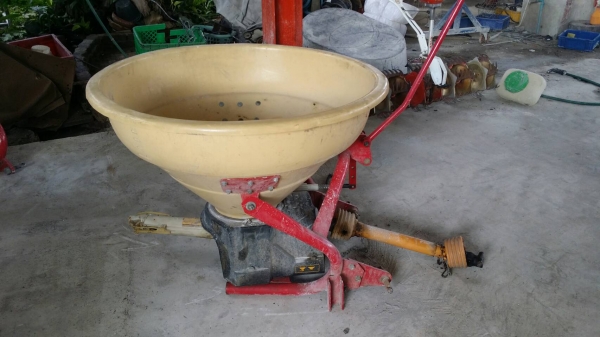 นำเข้าจากญี่ปุ่น เครื่องพ่นปุ๋ยติดรถไถนั่งขับ  NIPLO ขนาดถัง 220-330 ลิตร เก่าญี่ปุ่น สภาพสวย