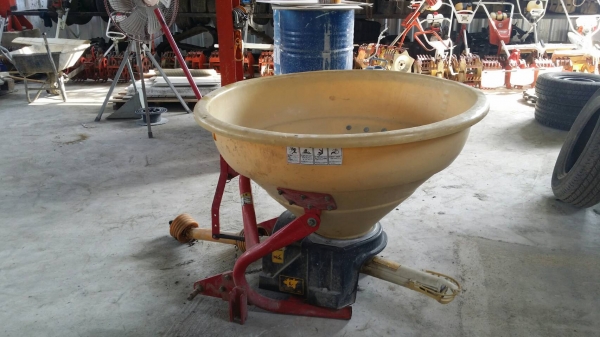 นำเข้าจากญี่ปุ่น เครื่องพ่นปุ๋ยติดรถไถนั่งขับ  NIPLO ขนาดถัง 220-330 ลิตร เก่าญี่ปุ่น สภาพสวย