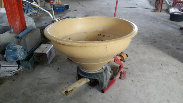 นำเข้าจากญี่ปุ่น เครื่องพ่นปุ๋ยติดรถไถนั่งขับ  NIPLO ขนาดถัง 220-330 ลิตร เก่าญี่ปุ่น สภาพสวย