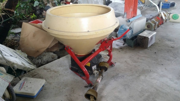 นำเข้าจากญี่ปุ่น เครื่องพ่นปุ๋ยติดรถไถนั่งขับ  NIPLO รุ่น MP305 ขนาดถัง 200-300 ลิตร เก่าญี่ปุ่น สภาพสวย