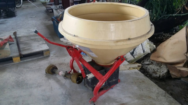 นำเข้าจากญี่ปุ่น เครื่องพ่นปุ๋ยติดรถไถนั่งขับ  NIPLO รุ่น MP305 ขนาดถัง 200-300 ลิตร เก่าญี่ปุ่น สภาพสวย