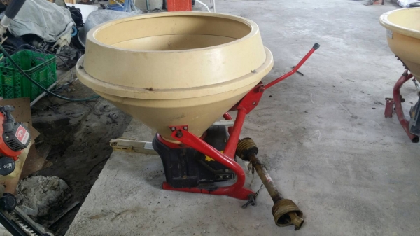 นำเข้าจากญี่ปุ่น เครื่องพ่นปุ๋ยติดรถไถนั่งขับ  NIPLO รุ่น MP305 ขนาดถัง 200-300 ลิตร เก่าญี่ปุ่น สภาพสวย