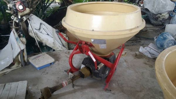 นำเข้าจากญี่ปุ่น เครื่องพ่นปุ๋ยติดรถไถนั่งขับ  NIPLO รุ่น MP305 ขนาดถัง 200-300 ลิตร เก่าญี่ปุ่น สภาพสวย