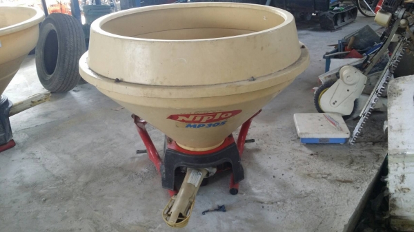 นำเข้าจากญี่ปุ่น เครื่องพ่นปุ๋ยติดรถไถนั่งขับ  NIPLO รุ่น MP305 ขนาดถัง 200-300 ลิตร เก่าญี่ปุ่น สภาพสวย