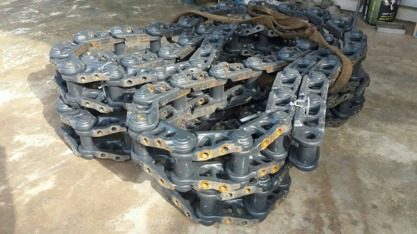 ขายโซ่ ใหม่ตราโคมัสสุ ใส่รถแมคโค PC-200-5-6-7-8 และว่อนโว่โซ่แท้คับ และโซ่เก่าตรา CAT- ใส่ 320-2-B-D และโกเบโก้ SK-200-3-5-6-8 ขายไม่แพงครับ