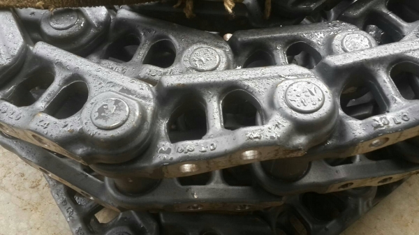 ขายโซ่ ใหม่ตราโคมัสสุ ใส่รถแมคโค PC-200-5-6-7-8 และว่อนโว่โซ่แท้คับ และโซ่เก่าตรา CAT- ใส่ 320-2-B-D และโกเบโก้ SK-200-3-5-6-8 ขายไม่แพงครับ