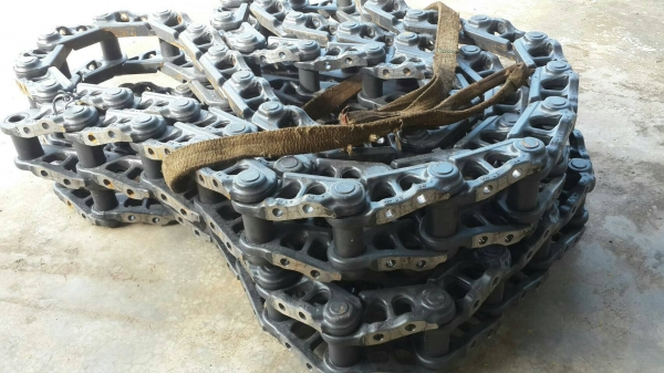 ขายโซ่ ใหม่ตราโคมัสสุ ใส่รถแมคโค PC-200-5-6-7-8 และว่อนโว่โซ่แท้คับ และโซ่เก่าตรา CAT- ใส่ 320-2-B-D และโกเบโก้ SK-200-3-5-6-8 ขายไม่แพงครับ