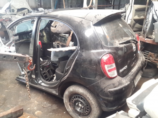 ท้ายตัดติดหลังคา นิสสัน มาร์ท