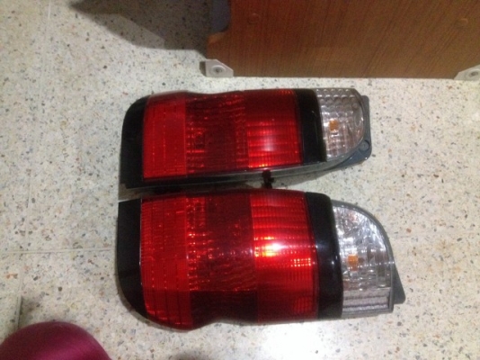 ไฟท้าย TOYOTA GRANVIA หน้ายักเก่าญี่ปุ่นเเท้สภาพสวยคู่ละ