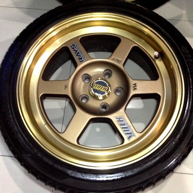 VOLK RACING TE37 สีทอง 5รู114 ET 23 กว้าง 7.5 พร้อมยาง Hankook Ventus V12 Evo2 ขนาด 215 45 17 กลางปี