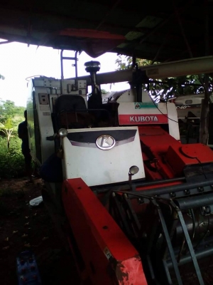 รถเกี่ยวข้าวคูโบต้า DC 68 g ปี 53