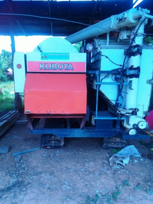 รถเกี่ยวข้าวคูโบต้า DC 68 g ปี 53