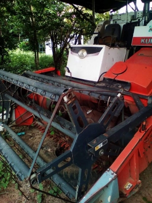 รถเกี่ยวข้าวคูโบต้า DC 68 g ปี 53