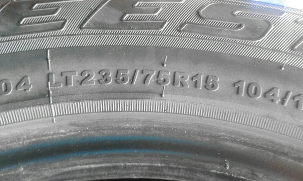 235/75R15  DEESTONE PAYAK  A/T  มี 2 เส้น tel.081-427-3941