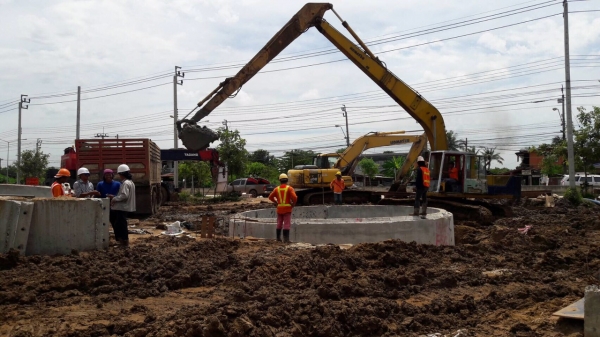 ฝากขาย รถขุดบูมยาว KOMATSU  PC200-3