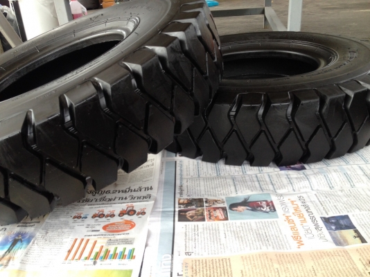 ขายยางลมรถโฟล์คลิฟท์ขนาดรถ 2.0-2.5 ตัน 4 เส้นใหม่ครบชุด ราคาพิเศษ