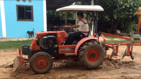 KUBOTA KRT 140 PTO ราคา 100,000 บาท สภาพสวยสด  เครื่องดี พร้อมใช้งานอุปกรณ์ 3 รายการ มีดันหน้า มีผานหลัง ล้อเหล็ก สนใจติดต่อ 09 9710 7608 / 08 3367 1214 Lind id: mossini5372