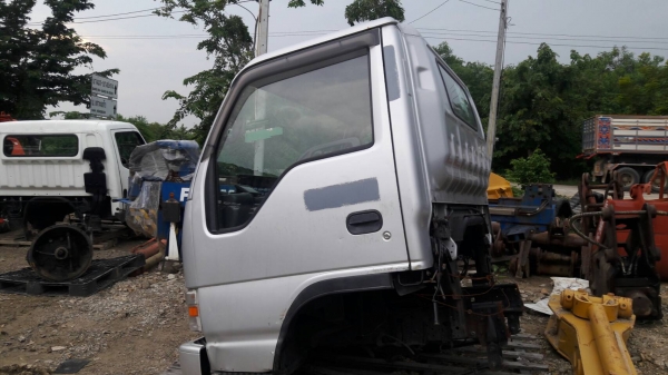 ขายหัวเก๋ง หัวการ์ตูน หกล้อกลาง รุ่นใหม่ยกได้/มีแหนบ/มีคัสซี /มีฐาน CABIN ISUZU NPR APR-8IL