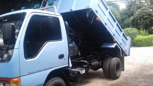 รถดั้มพ์.NPR.120แรงปี39ฝาขาว.แอร์.พวงมาลัยเพาเวอร์.เกียร์ร๊อกกี้6สปีด.ช่างล่างF.หน้าหลัง.รถห้างแท้100\%ดั้มพ์สามมิตร.รถพร้อมใชเล่มพร้อมโอน