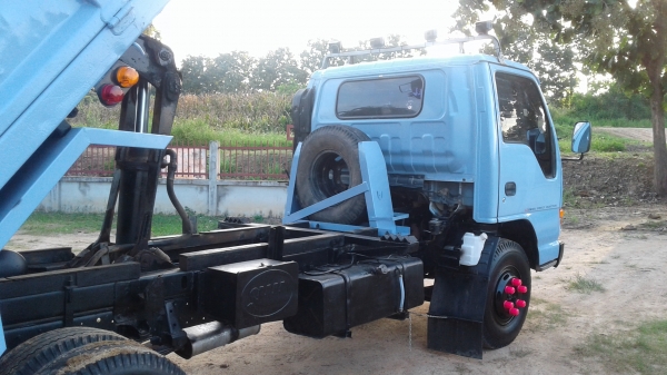 รถดั้มพ์.NPR.120แรงปี39ฝาขาว.แอร์.พวงมาลัยเพาเวอร์.เกียร์ร๊อกกี้6สปีด.ช่างล่างF.หน้าหลัง.รถห้างแท้100\%ดั้มพ์สามมิตร.รถพร้อมใชเล่มพร้อมโอน