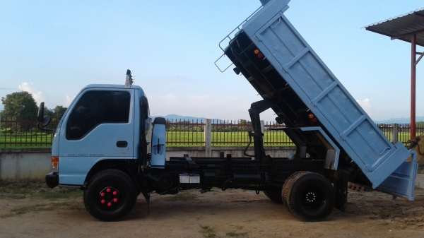 รถดั้มพ์.NPR.120แรงปี39ฝาขาว.แอร์.พวงมาลัยเพาเวอร์.เกียร์ร๊อกกี้6สปีด.ช่างล่างF.หน้าหลัง.รถห้างแท้100\%ดั้มพ์สามมิตร.รถพร้อมใชเล่มพร้อมโอน