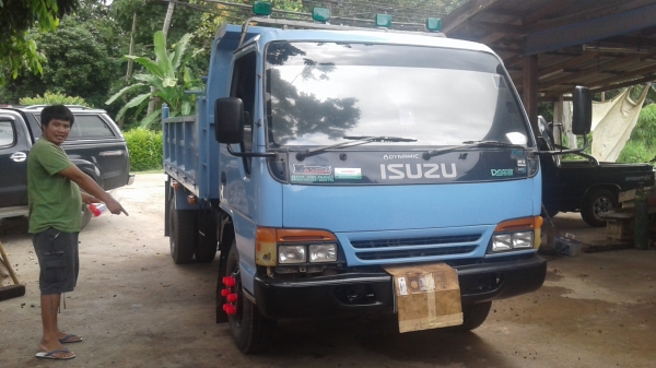 รถดั้มพ์.NPR.120แรงปี39ฝาขาว.แอร์.พวงมาลัยเพาเวอร์.เกียร์ร๊อกกี้6สปีด.ช่างล่างF.หน้าหลัง.รถห้างแท้100\%ดั้มพ์สามมิตร.รถพร้อมใชเล่มพร้อมโอน