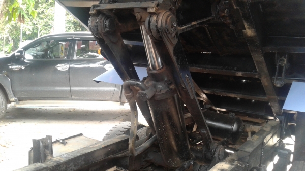 รถดั้มพ์.NPR.120แรงปี39ฝาขาว.แอร์.พวงมาลัยเพาเวอร์.เกียร์ร๊อกกี้6สปีด.ช่างล่างF.หน้าหลัง.รถห้างแท้100\%ดั้มพ์สามมิตร.รถพร้อมใชเล่มพร้อมโอน